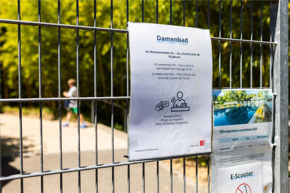 Am Tor des Lorettobads hängt die neue Einlassregel an einem Schild aus. (Archivbild)Philipp von Ditfurth/dpa