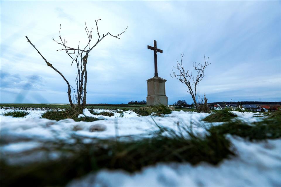 Am Totensonntag werden die Verstorbenen geehrt. Das Ordnungsamt hat die Feiertagsruhe kontrolliert und Verstöße geahndet. (Symbolbild)Thomas Warnack/dpa