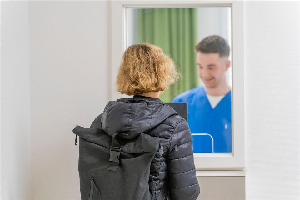 Am Tresen werden die Beschwerden der Patienten und Patientinnen eingeschätzt.Andreas Arnold/dpa