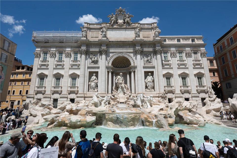 Am Trevi-Brunnen herrscht stets dichtes Gedränge. (Archivbild)Marijan Murat/dpa