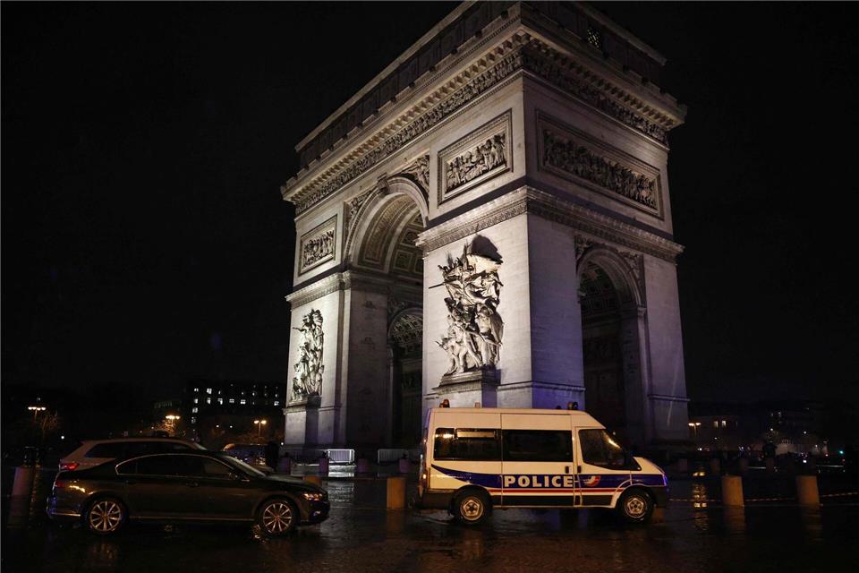 Am Triumphbogen wurde ein Gendarm angegriffen.Guillaume Baptiste/AFP/dpa