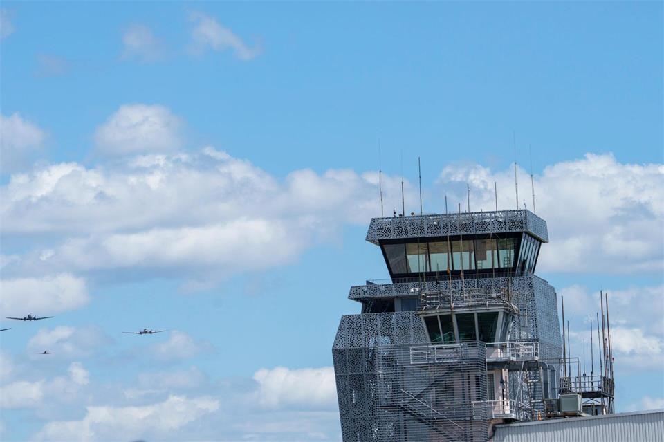 Am US-Militärflughafen Wiesbaden-Erbenheim arbeiten auch Experten zahlreicher anderer Nato-Staaten an der Entwicklung von Aufklärungsdrohnen-Netzwerken. (Archivbild)Andreas Arnold/dpa
