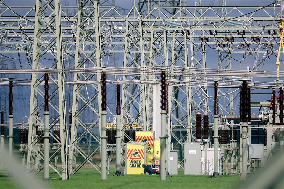 Am Umspannwerk bei Dormagen entdeckte ein Spaziergänger einen verdächtigen Gegenstand.Bernd Thissen/dpa
