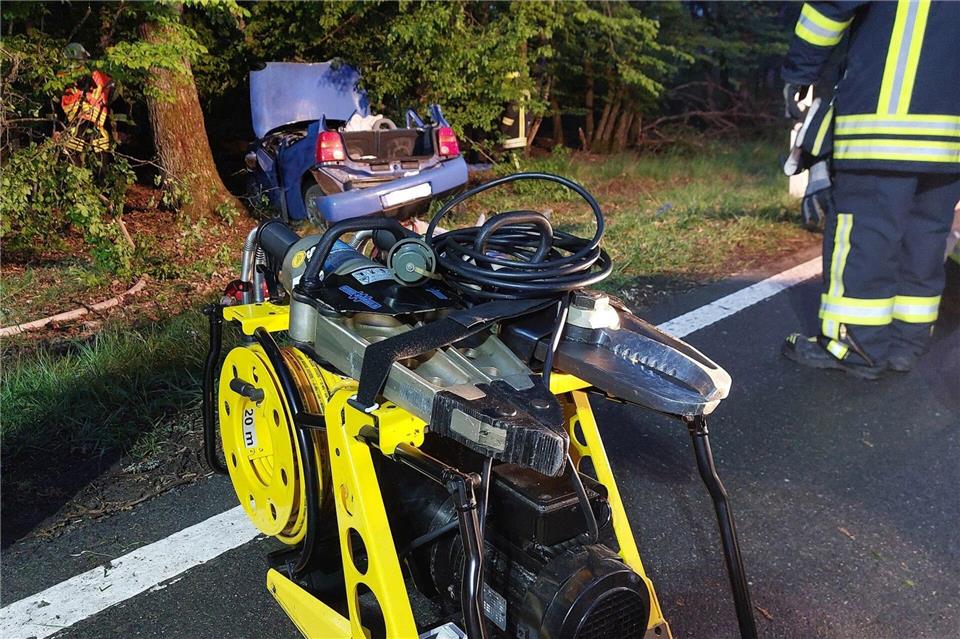Am Unfallort setzte die Feuerwehr einen hydraulischen Rettungssatz ein, um den schwer verletzten Fahrer aus seinem Fahrzeug zu befreien.Marius Hopf/Feuerwehr Gemeinde Schlangenbad/dpa