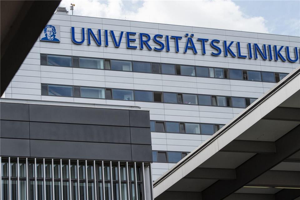 Am Uniklinikum wird zum Warnstreik aufgerufen. (Archivbild)Boris Roessler/dpa