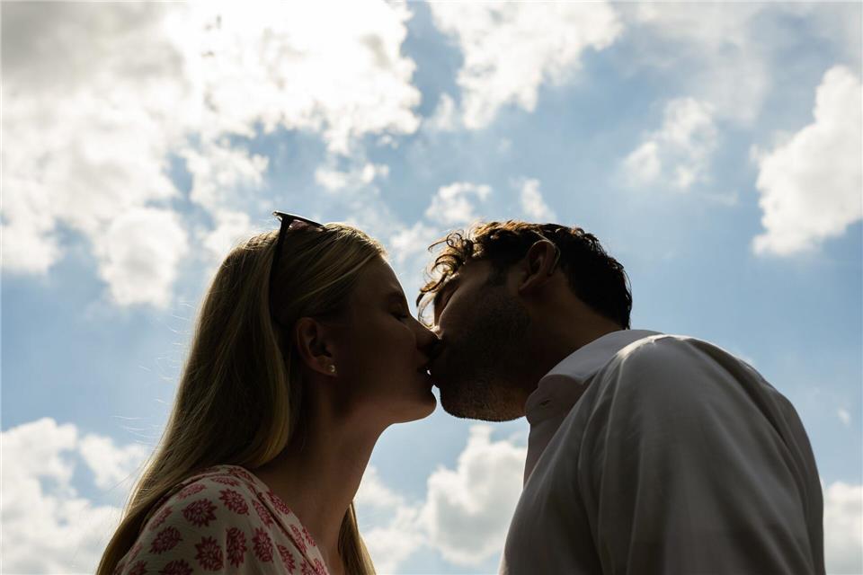 Am Valentinstag wird ein Kuss zur Eintrittskarte: Verliebte kommen umsonst in zahlreiche Schlösser Baden-Württembergs. (Symbolbild)Mohssen Assanimoghaddam/dpa/dpa-tmn