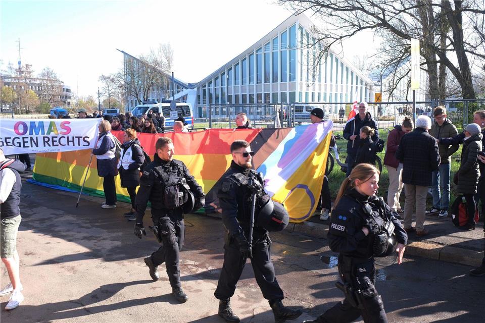 Am Veranstaltungsort gibt es eine Demonstration mit etwa 150 bis 200 Teilnehmern.Sebastian Willnow/dpa