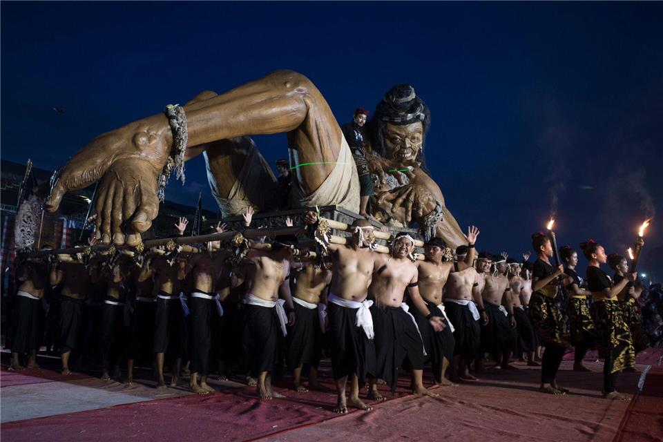 Am Vorabend von „Neypi“ wurde es noch einmal laut auf der Insel.Firdia Lisnawati/AP/dpa