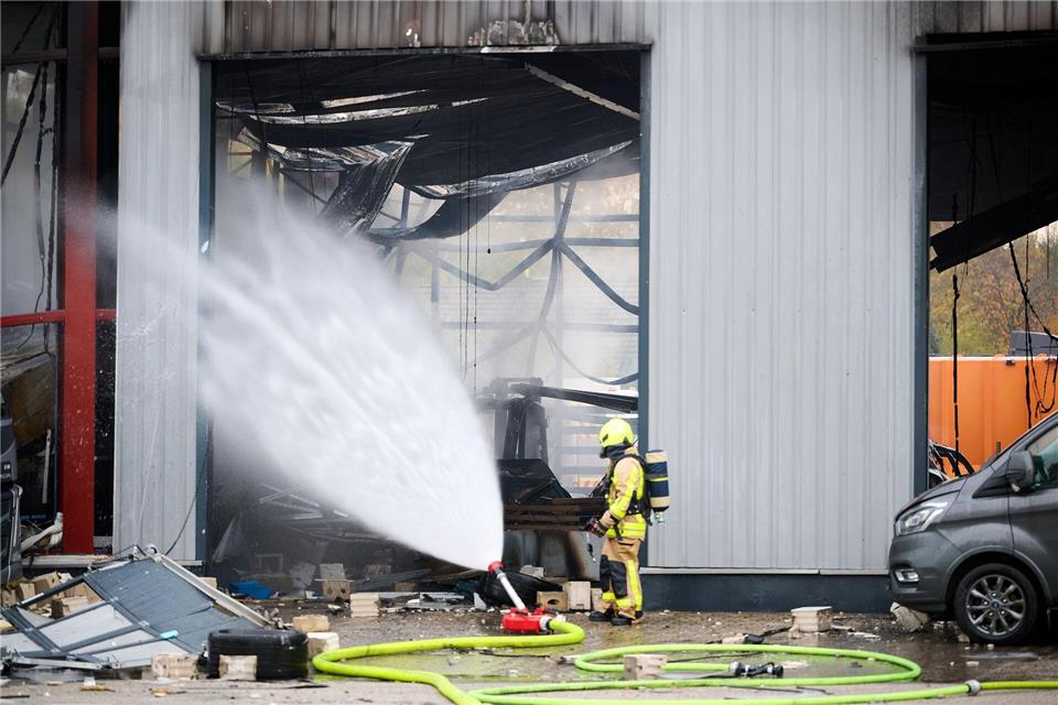 Explosion in Lkw-Werkstatt - zwei lebensgefährlich Verletzte  Am Vormittag hatten die Einsatzkräfte den Brand unter Kontrolle.Bernd Thissen/dpa