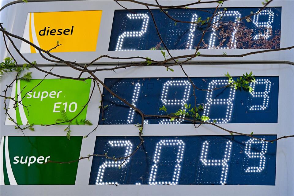 Am Vormittag ist Sprit deutlich billiger als am Nachmittag - E10 gibt es dann teilweise für weniger als 2 Euro. (Archivbild)Bernd Weißbrod/dpa