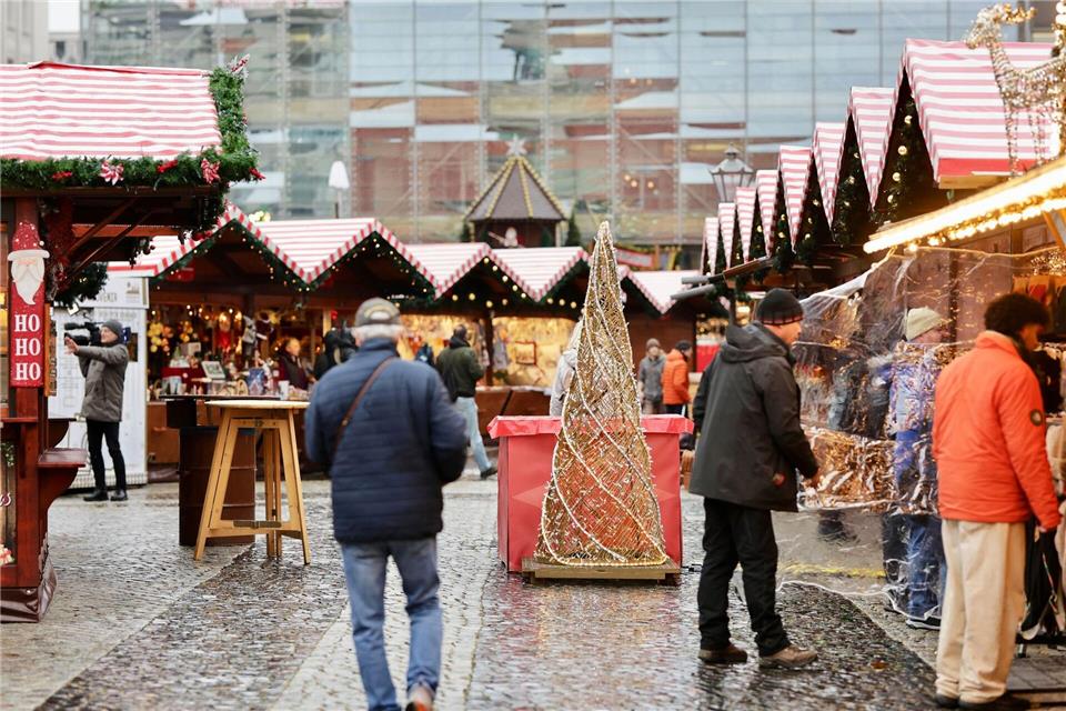 Am Vormittag öffnete der Magdeburger Weihnachtsmarkt offiziell - genau elf Monate nach dem Anschlag. Matthias Bein/dpa