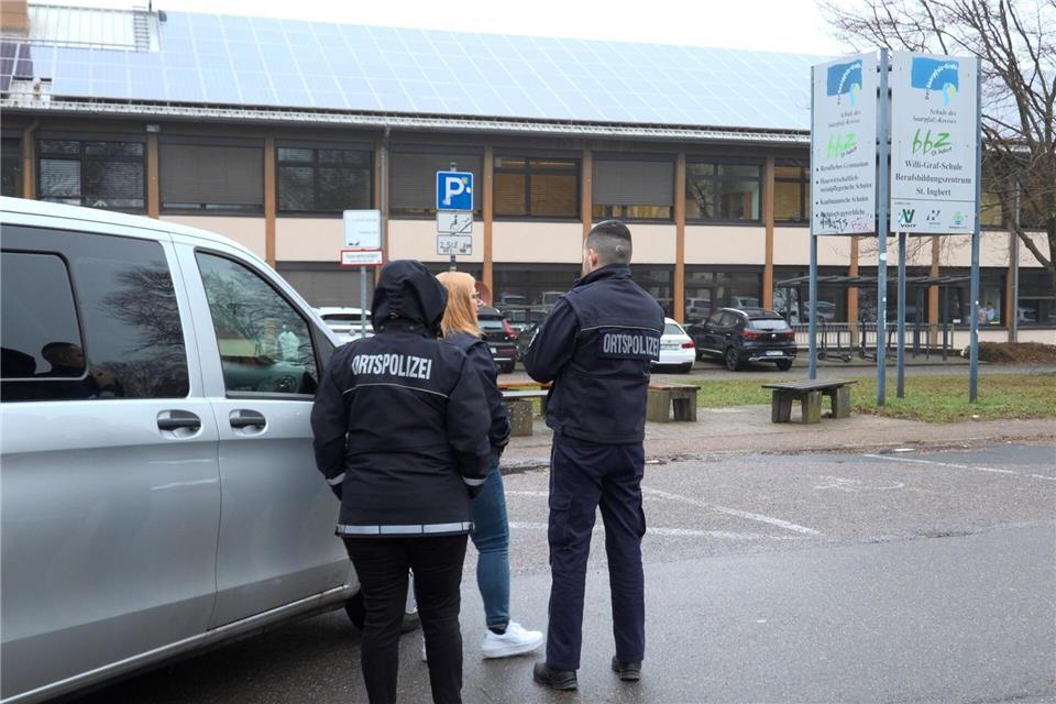 Am Vormittag sicherte die Polizei die Schule. Thorsten Kremers/dpa