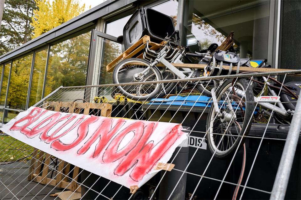Am Vortag hatten Studentinnen und Studenten einen Eingang an einer anderen Hochschule versperrt.Michael Ukas/dpa