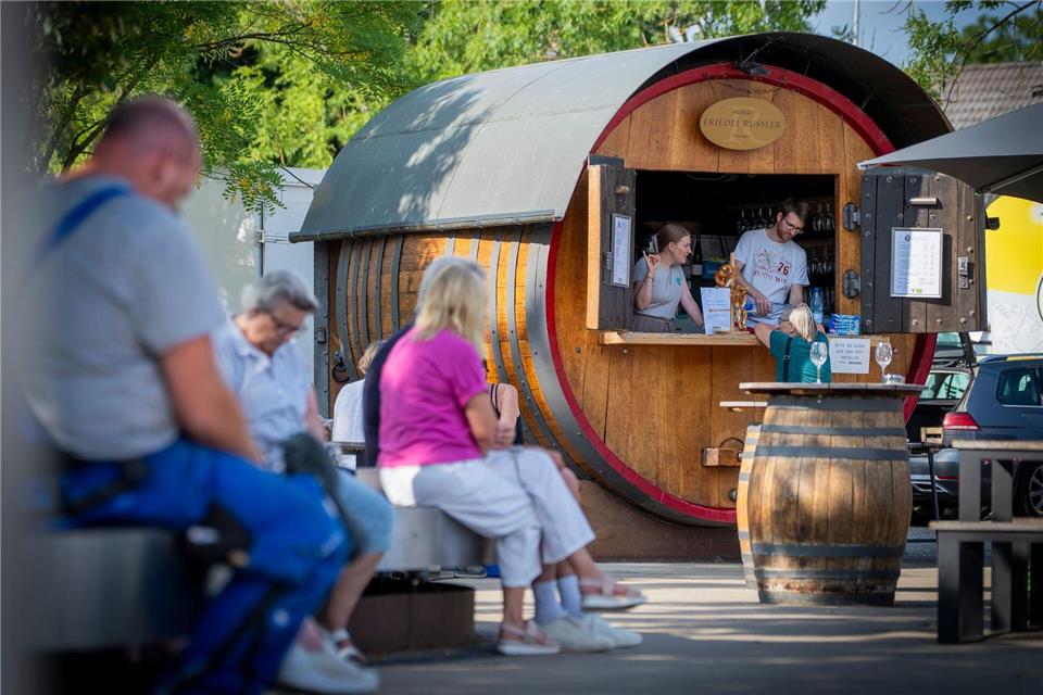 Am Weinprobierstand treffen sich alle Generationen, Einheimische und Touristen.Andreas Arnold/dpa