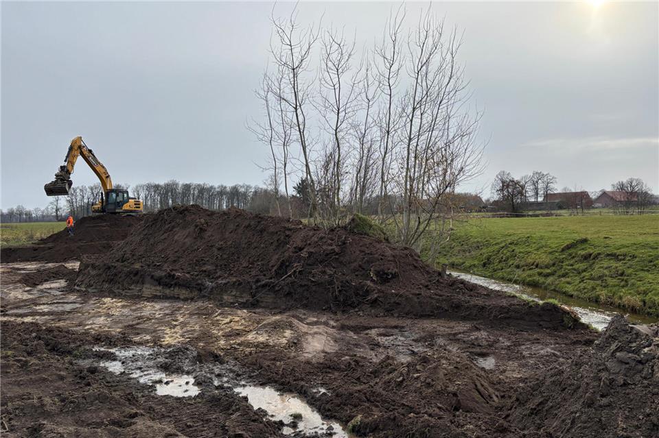 Am Weißen Vennbach wird der Bachverlauf renaturiert.