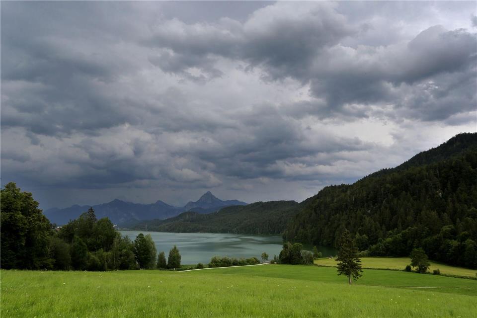 Am Weißensee ist ein Wanderer im steilen Felsgelände verunglückt. (Symbolbild)Karl-Josef Hildenbrand/dpa