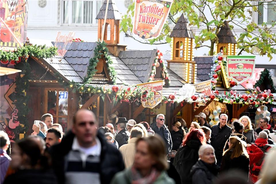 Am Wetter sollte der Weihnachtsmarkt-Bummel am Wochenende in Nordrhein-Westfalen nicht scheitern. (Archivbild)Roberto Pfeil/dpa