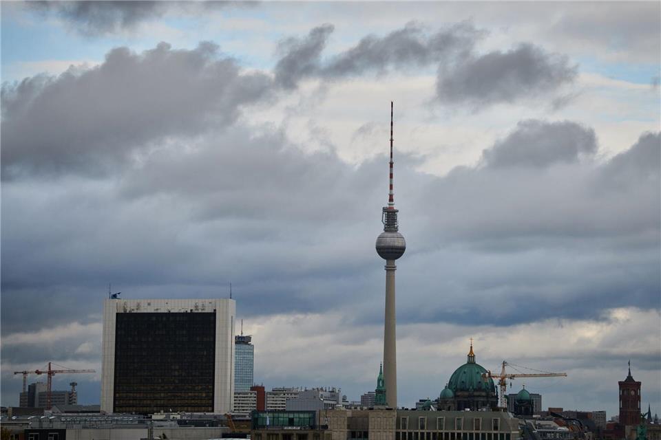 Am Wochenende bleibt es zumeist bewölkt. (Symbolbild)Annette Riedl/dpa