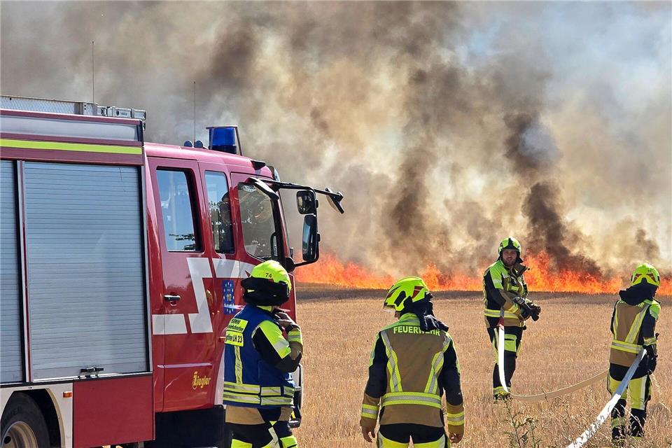 Am Wochenende brannten im Südwesten einige Felder. Auch zu Beginn der neuen Woche ist Vorsicht geboten.Thomas Riedel/dpa