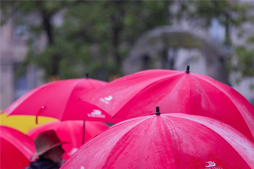 Am Wochenende braucht man in Nordrhein-Westfalen vielerorts einen Regenschirm. Rolf Vennenbernd/dpa
