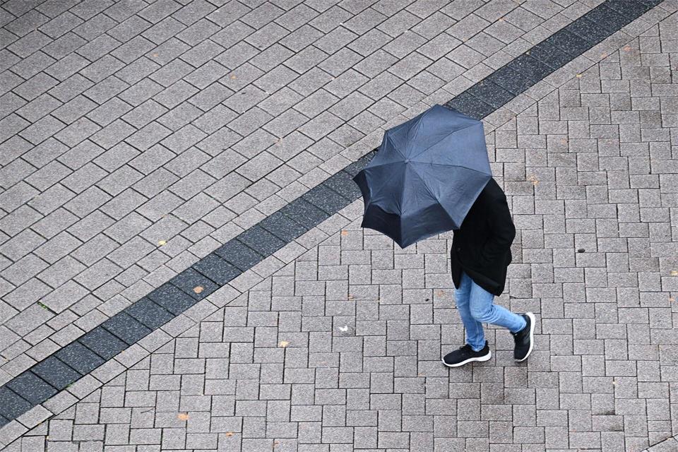 Am Wochenende erwartet die Menschen in NRW herbstliches Wetter, zum Teil mit Regenschauern und Gewittern. (Symbolbild)Federico Gambarini/dpa