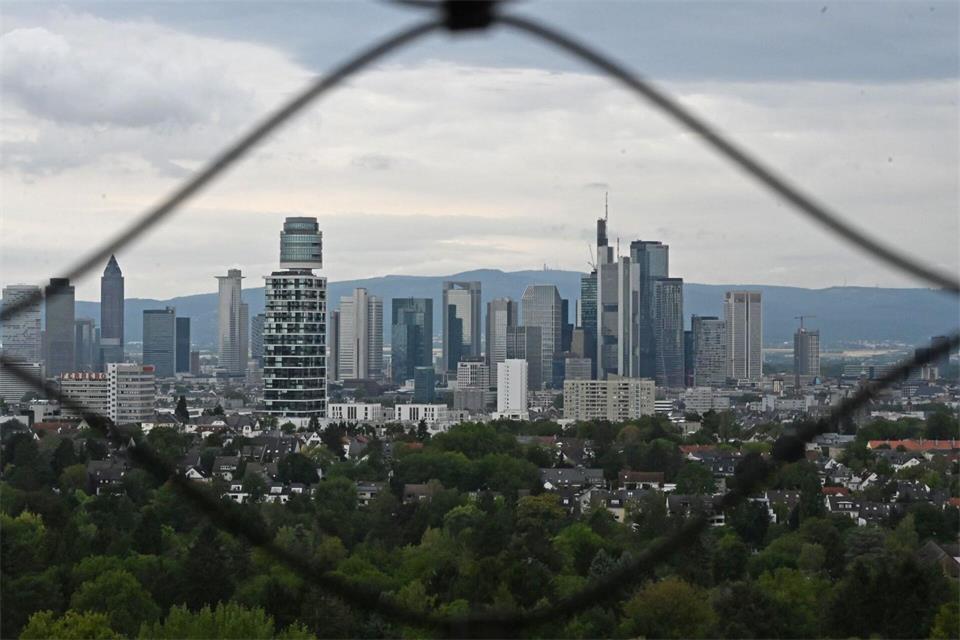 Am Wochenende ist mit Wolken zu rechnen. (Symbolbild)Lea Winkler/dpa