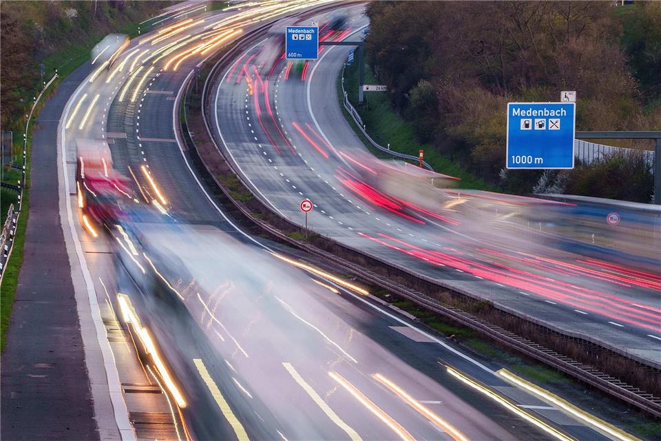 Am Wochenende kann es wieder voll werden auf den Autobahnen. (Archivbild)Andreas Arnold/dpa