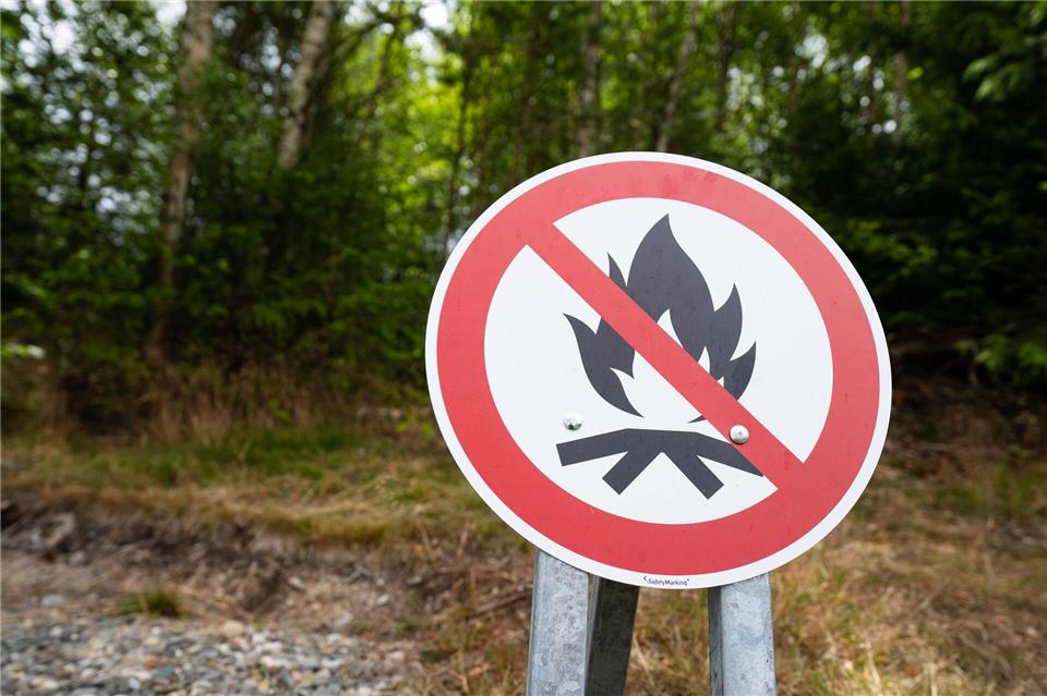 Am Wochenende könnte die Waldbrandgefahr in Bayern teilweise auf die höchste der fünf Warnstufen steigen. (Archivbild)Nicolas Armer/dpa