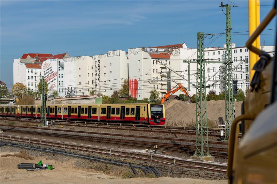 Am Wochenende kommt es wegen Bauarbeiten an der Ringbahnbrücke zu größeren Sperrungen. (Archivbild)Soeren Stache/dpa
