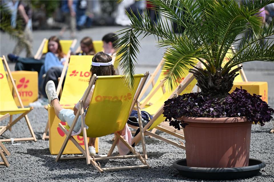 Am Wochenende soll es über 30 Grad warm werden. (Archivbild)Arne Dedert/dpa