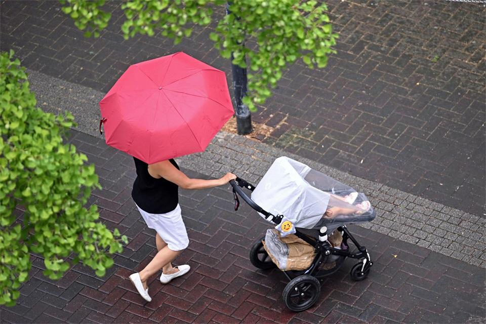 Am Wochenende sollte man einen Regenschirm dabeihaben. (Symbolbild) Jennifer Brückner/dpa