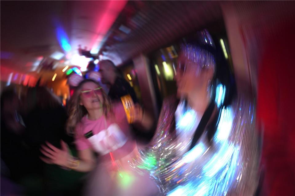 Am Wochenende tanzten und feierten viele Leute zu Karnevalsmusik.Marcus Brandt/dpa