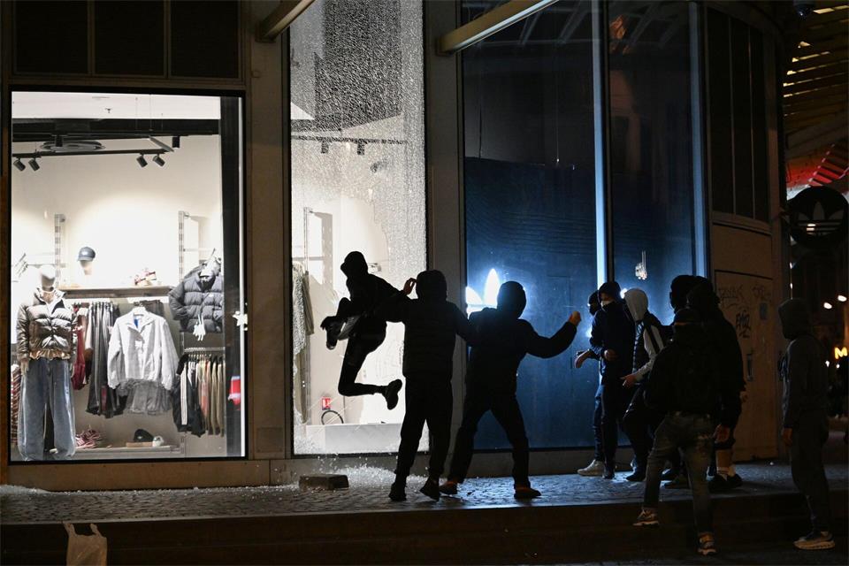 Am Wochenende waren landesweite Proteste gegen hohe Lebenshaltungskosten in Frankreich von schweren Ausschreitungen und Plünderungen begleitet worden. Emma Da Silva/AP/dpa