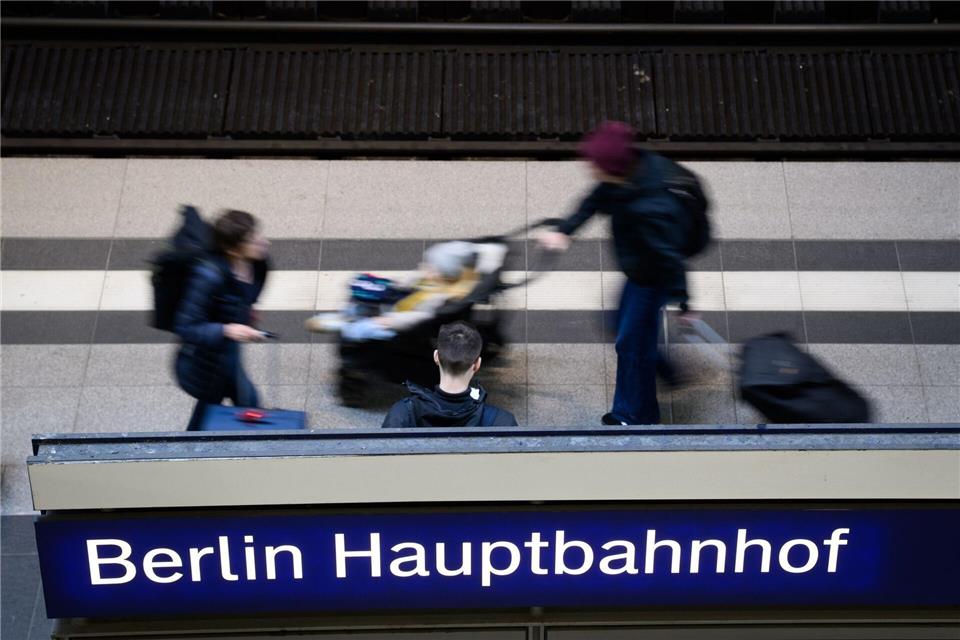 Am Wochenende will die Bundespolizei verstärkt Großstadtbahnhöfe in den Blick nehmen. (Archivbild)Bernd von Jutrczenka/dpa