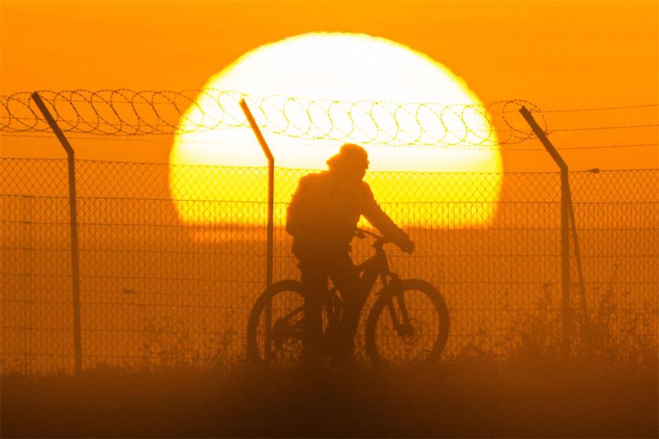 Am Wochenende wird es noch einmal sommerlich in Deutschland – im Südwesten sogar mit Temperaturen über 30 Grad.Julian Stratenschulte/dpa