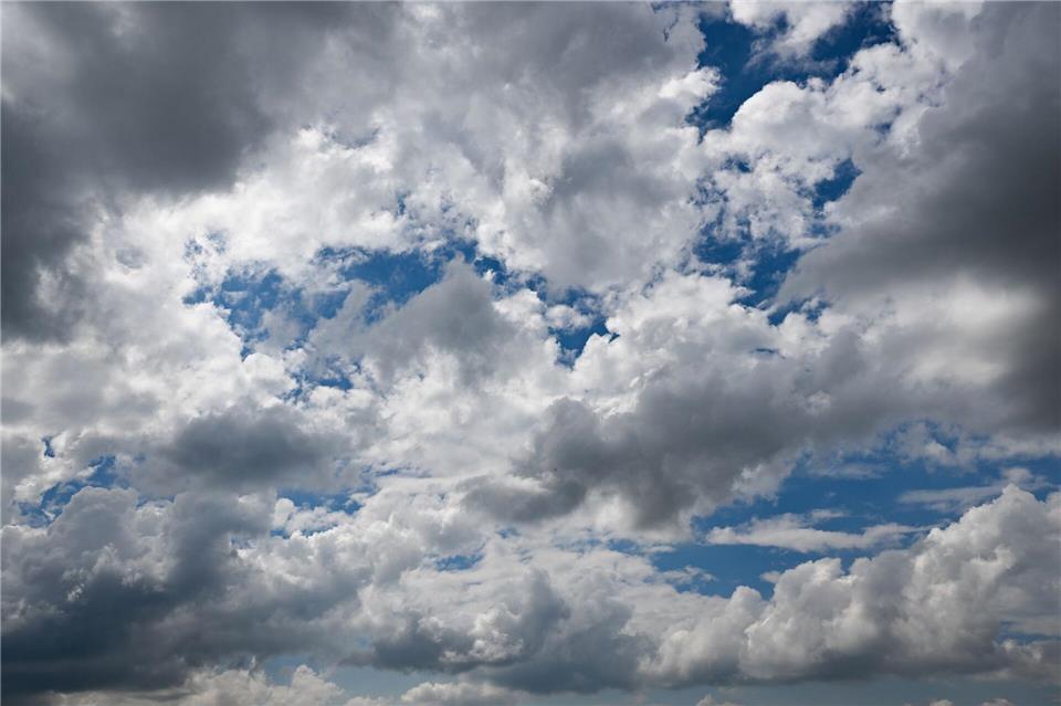 Am Wochenende wird es spätsommerlich warm. (Symbolbild)Arne Dedert/dpa