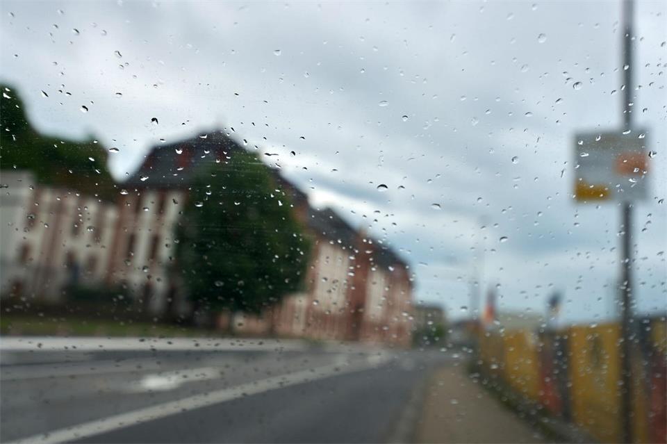 Am Wochenende ziehen starke Regenschauer auf. (Archivbild)Thomas Frey/dpa