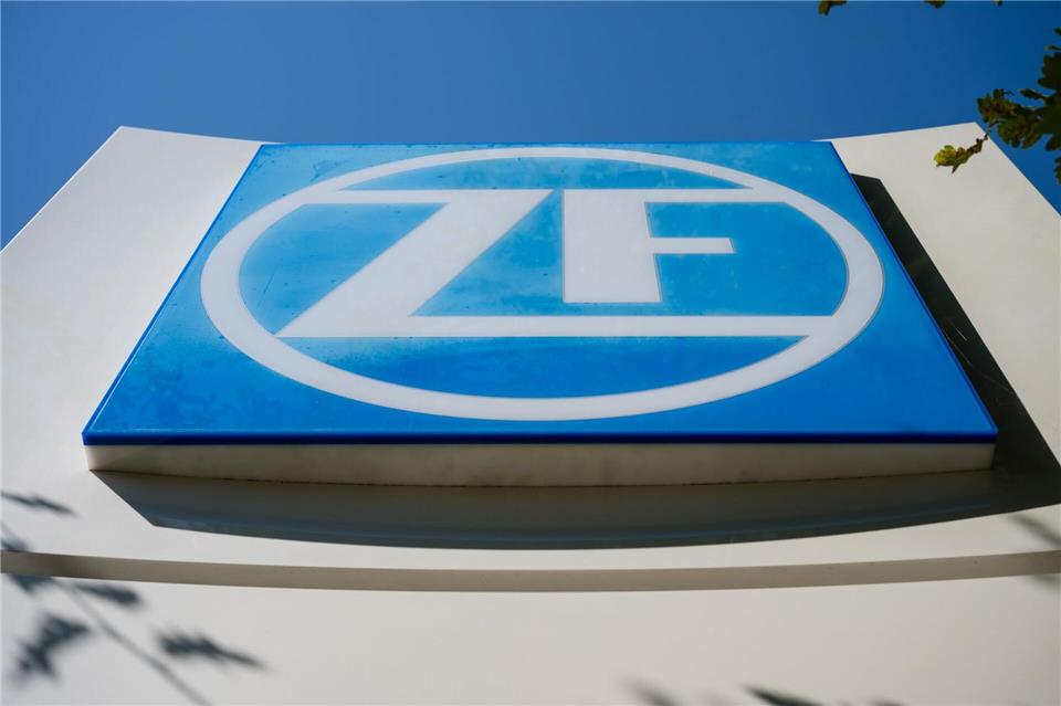 Am ZF-Standort Saarbrücken sind Produktionsanlagen nicht ausgelastet, die Folge ist der geplante Jobabbau (Symbolbild). Oliver Dietze/dpa