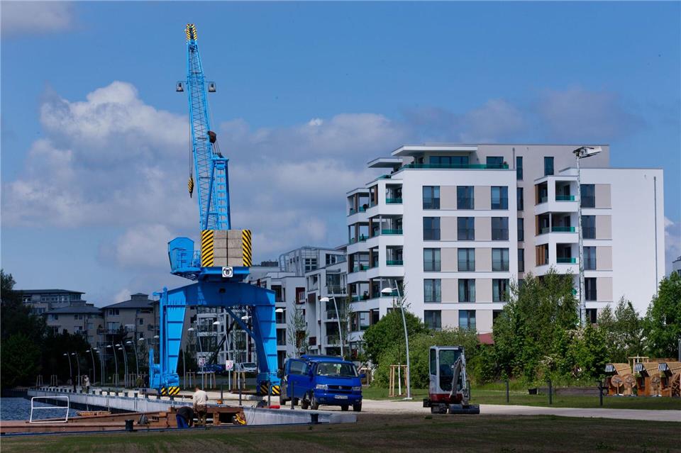Am Ziegelsee liegt ein beliebtes Wohngebiet. Jetzt ist an der Kaimauer ein 15-Meter-Motorboot teilweise gesunken. (Archivbild)picture alliance / ZB