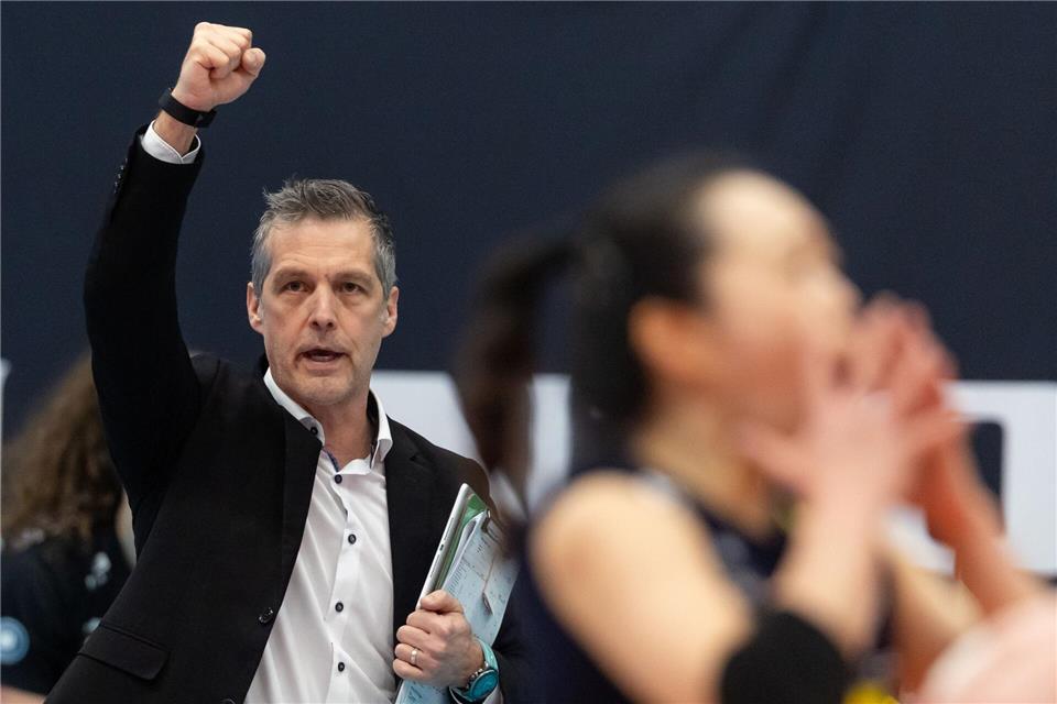 Am Ziel: VfB Suhls Trainer Laszlo Hollosy feiert die erste deutsche Meisterschaft. Michael Reichel/dpa