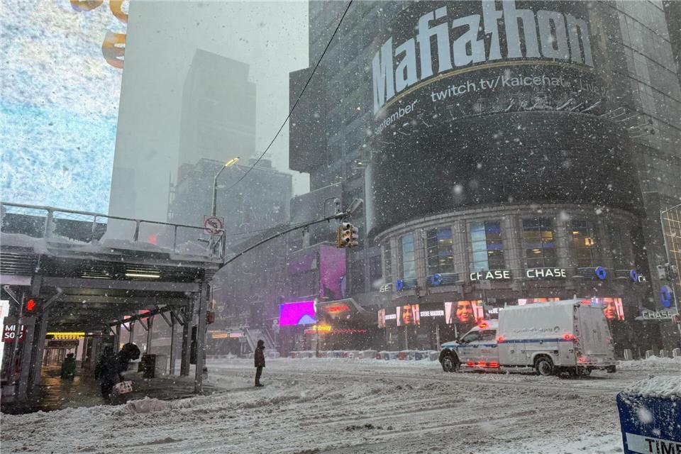 Am berühmten Times Square waren am Morgen nur vereinzelt Besucher unterwegs.Anne Pollmann/dpa