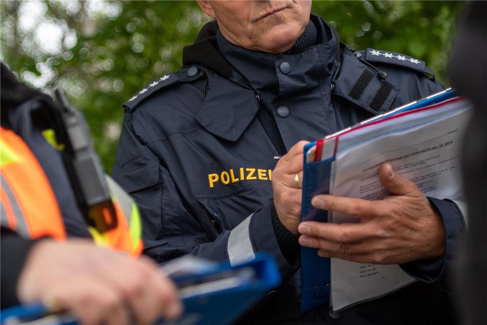Straftat beobachtet? So verhalten sich Zeugen richtig  Am besten frisch: Wer seine Erinnerungen direkt nach einem Tatgeschehen der Polizei schildern kann, läuft weniger Gefahr, sich zu vertun.Lino Mirgeler/dpa/dpa-tmn