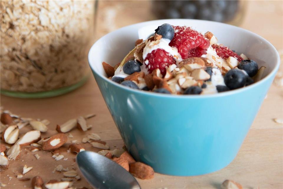 Am besten mit dem Frühstück starten: Haferflocken und Beeren bringen eine Extra-Portion Ballaststoffe in den Morgen. picture alliance/dpa/dpa-tmn