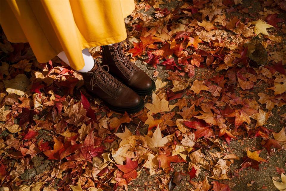 Am besten noch vor dem ersten Herbstspaziergang machen: neue Schuhe imprägnieren.picture alliance / Westend61
