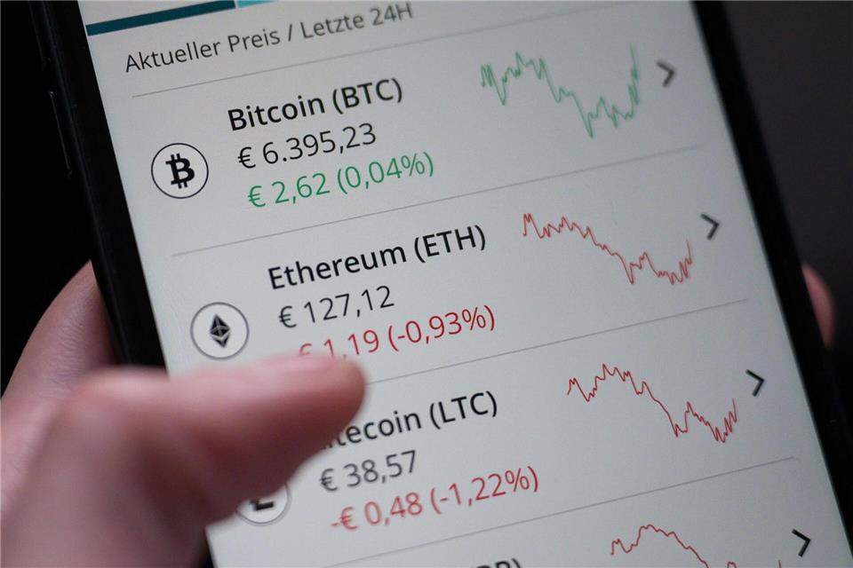 Falsche Broker, leere Konten: Mehr Anlagegauner im Südwesten Am besten sollte man bekannte Handelsplattformen für Kryptowährungen nutzen. (Archivbild)Marijan Murat/dpa
