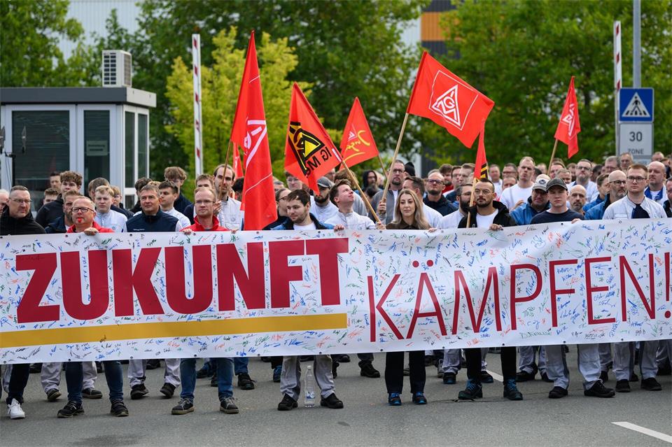 Am bundesweiten Aktionstag der IG Metall demonstrieren Beschäftige vor dem VW-Motorenwerk in Chemnitz.Hendrik Schmidt/dpa