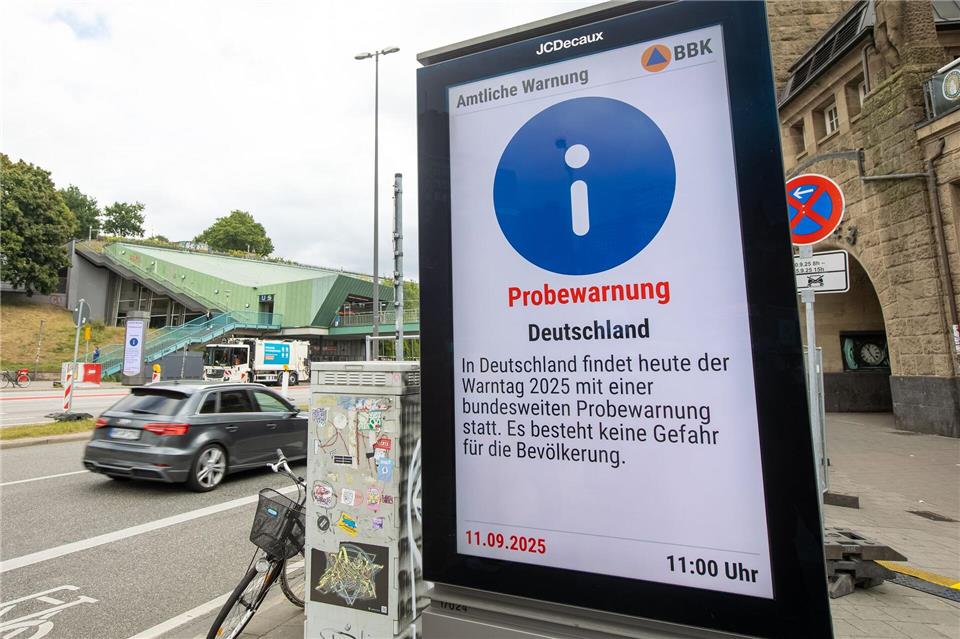 Am bundesweiten Warntag gibt es einmal jährlich einen Probealarm auf allen Kanälen. (Archivbild)Bodo Marks/dpa