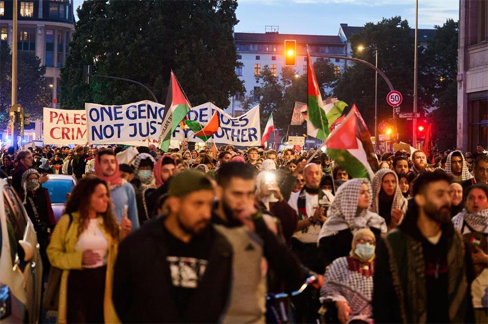 Am dritten Jahrestag des Terrorangriffs der islamistischen Hamas auf Israel haben in Berlin viele Menschen für Palästina und gegen den Krieg im Gazastreifen demonstriert. Annette Riedl/dpa