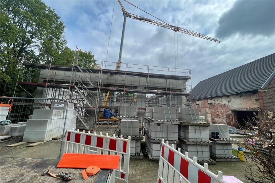 Am ehemaligen Jugendhaus in Raesfeld wird angebaut – hier entsteht ein Dorfgemeinschaftshaus. Das Außengelände soll nun umgestaltet werden.