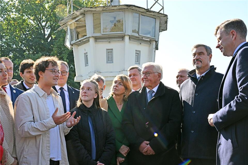 Am einstigen Grenzstreifen informiert sich der Bundespräsident (3. von rechts) über das Deutsch-Deutsche Museum Mödlareuth.Martin Schutt/dpa